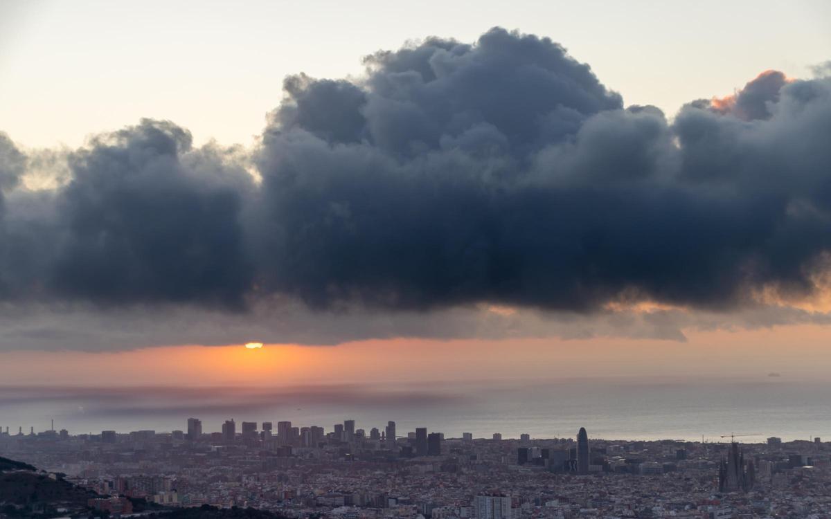 Nubes matinales inofensivas sobre la costa central de Barcelona, el 6 de marzo del 2024