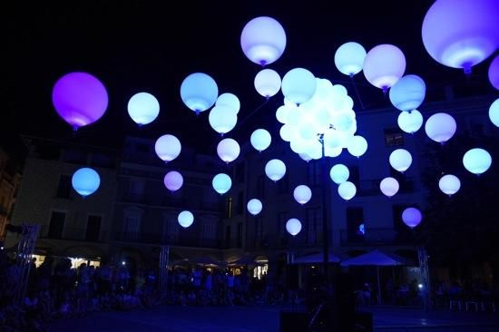 Un espectacle de globus d''heli posa color a la nit