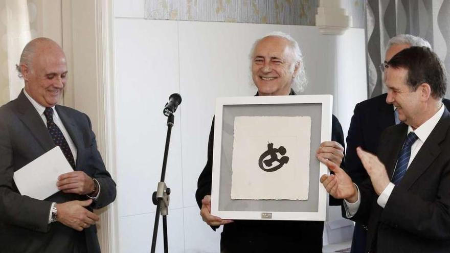 Amancio Prada, con el premio entregado por el alcalde de Vigo, Abel Caballero. // Marta G. Brea