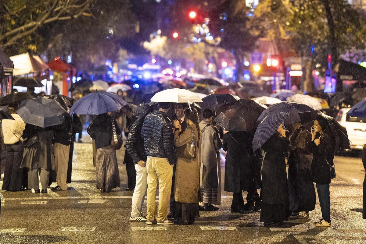 La lluvia diluye el botellón de Mandri
