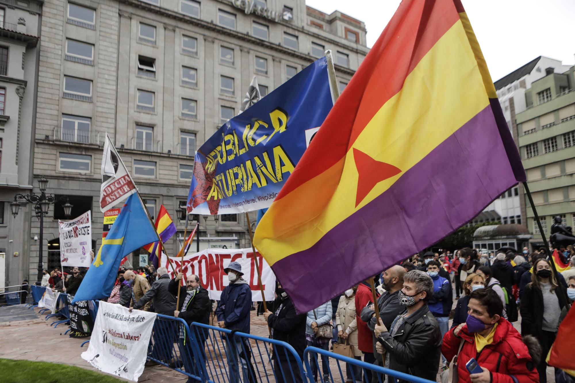 Ambiente en el entorno del Campoamor: republicanos, antisatánicos y muchos aplausos y vítores a Familia Real y premiados