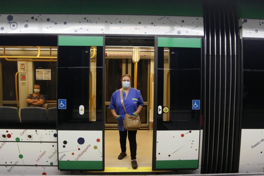 Medidas de seguridad y reparto de mascarillas en el metro de Málaga.