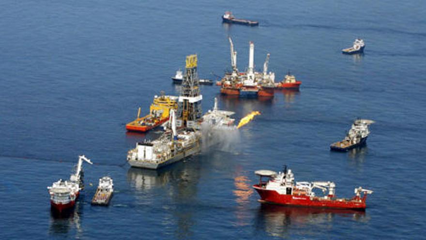 Barcos trabajan en la zona del derrame.