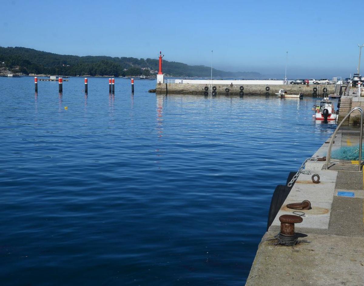 Muelle de Domaio, vacío de barcos bateeiros que se refugian en San Adrián en un día e temporal. |   // S.Á.