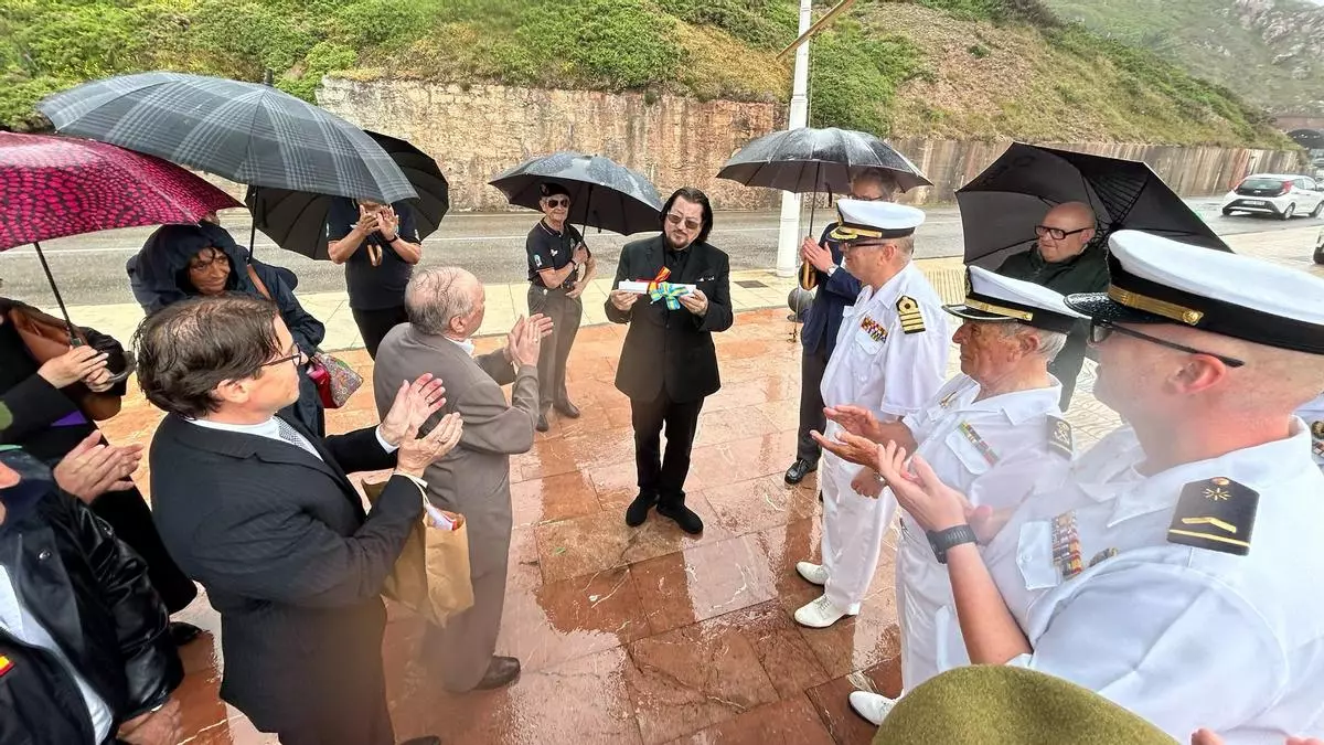 Salinas rinde tributo a la memoria marinera con la entrega del Premio Pergamino al escultor ceutí Ginés Serrán-Pagán