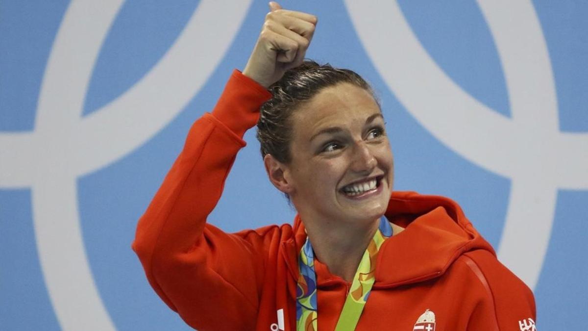 Katinka Hosszu saluda a los aficionados tras colgarse la medalla de oro y batir el récord del mundo.