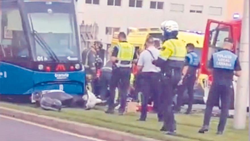 En estado crítico el motorista atrapado bajo el tranvía de Tenerife