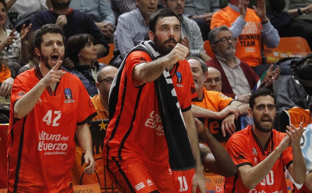 Los jugadores del Valencia BC celebran la victoria