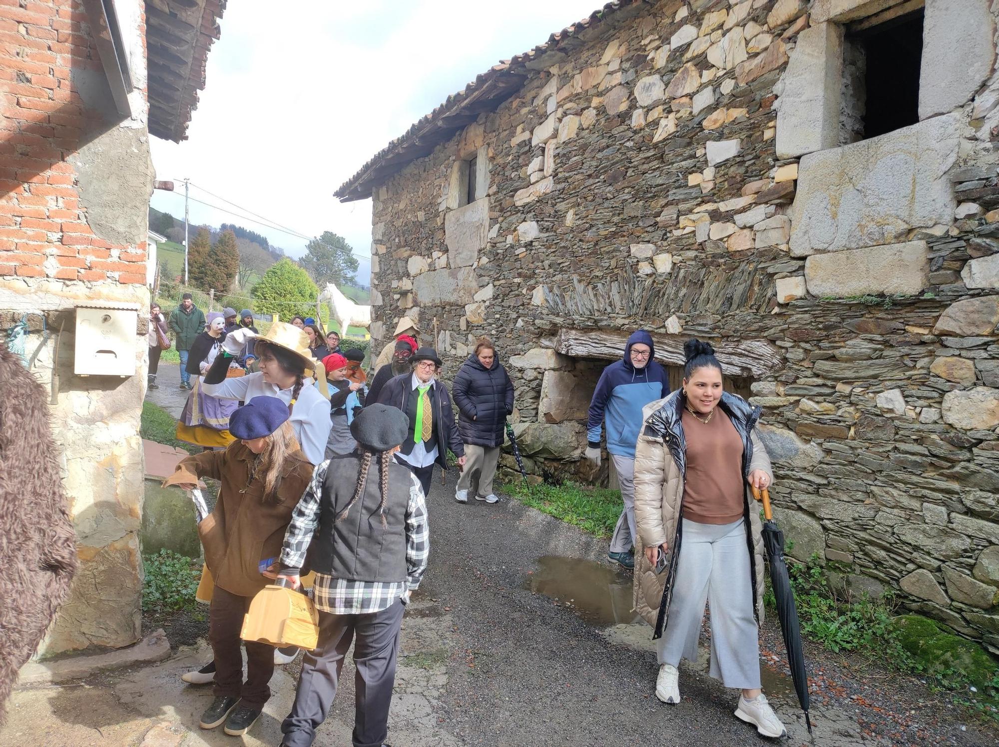 En imágenes: Así fue el paso de los guilandeiros de Tineo por El Pedregal