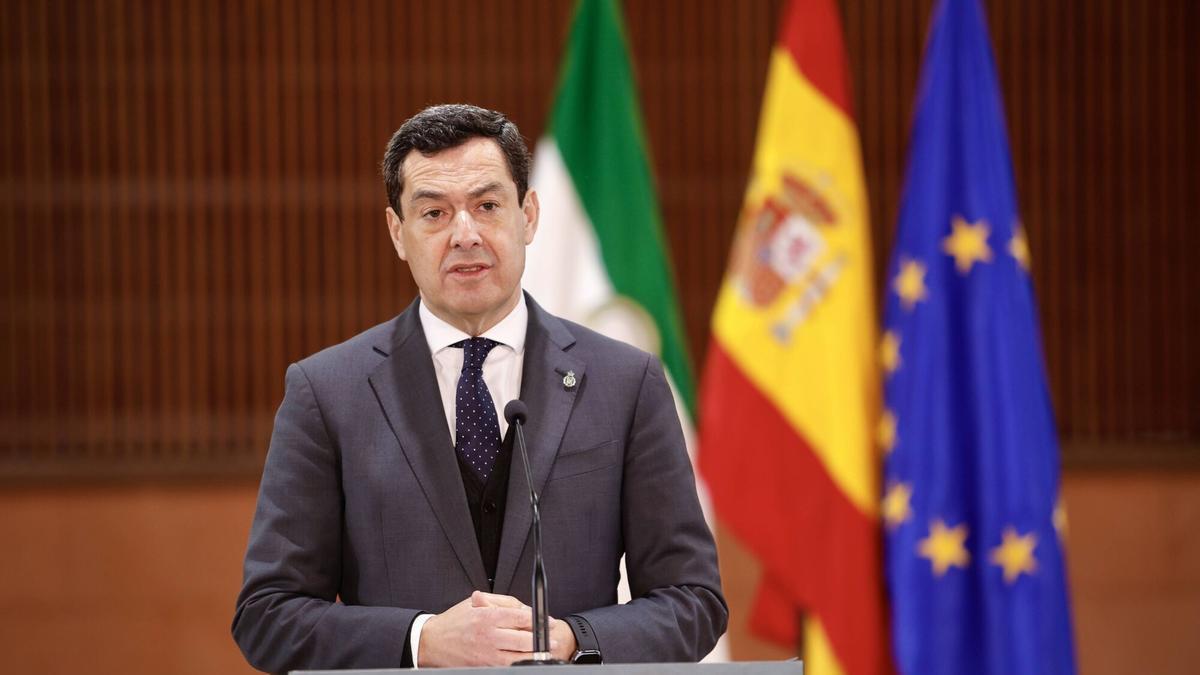 El presidente de la Junta, Juanma Moreno, este miércoles, en el Consejo de Gobierno celebrado en Adamuz.