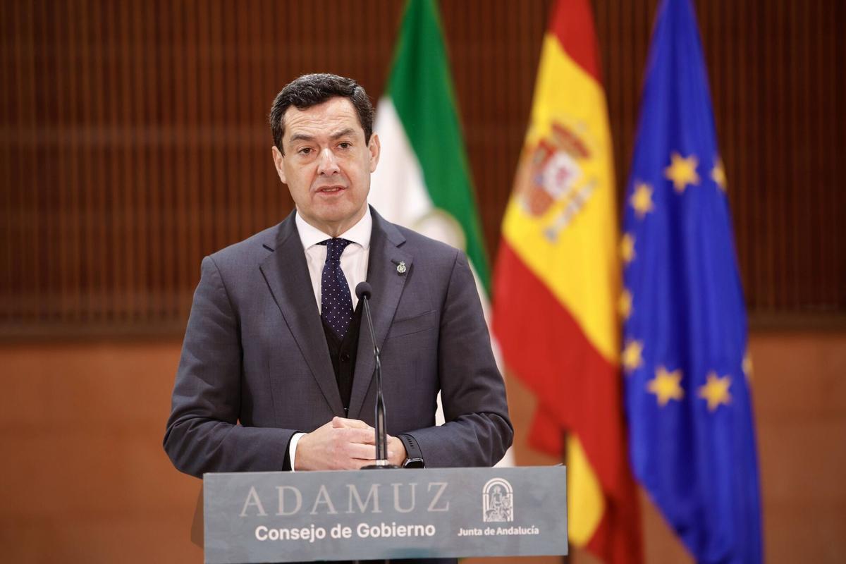 El presidente de la Junta, Juanma Moreno, este miércoles, en el Consejo de Gobierno celebrado en Adamuz.