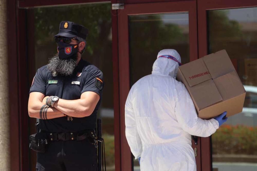 La Policía Nacional custodia el centro de acogida de Cruz Roja