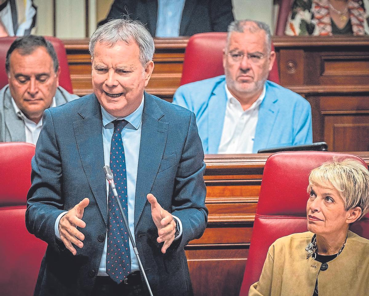 Sebastián Franquis, portavoz parlamentario socialista, ayer en una intervención desde su escaño.
