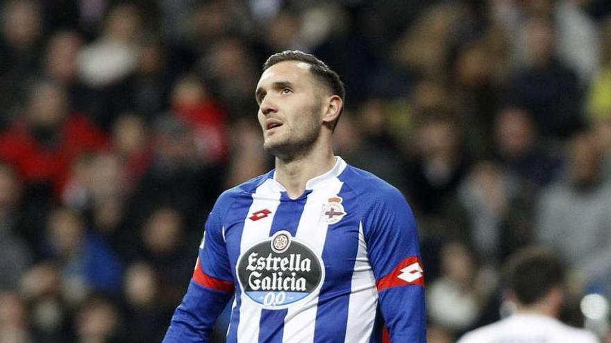 Lucas Pérez se lamenta durante el partido de ayer en el Bernabéu.