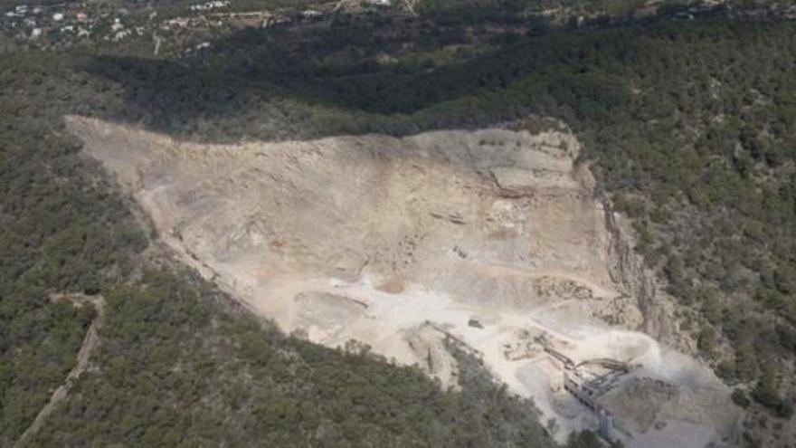 Vista aérea de la cantera de ses Planes y algunas de las viviendas que la rodean.