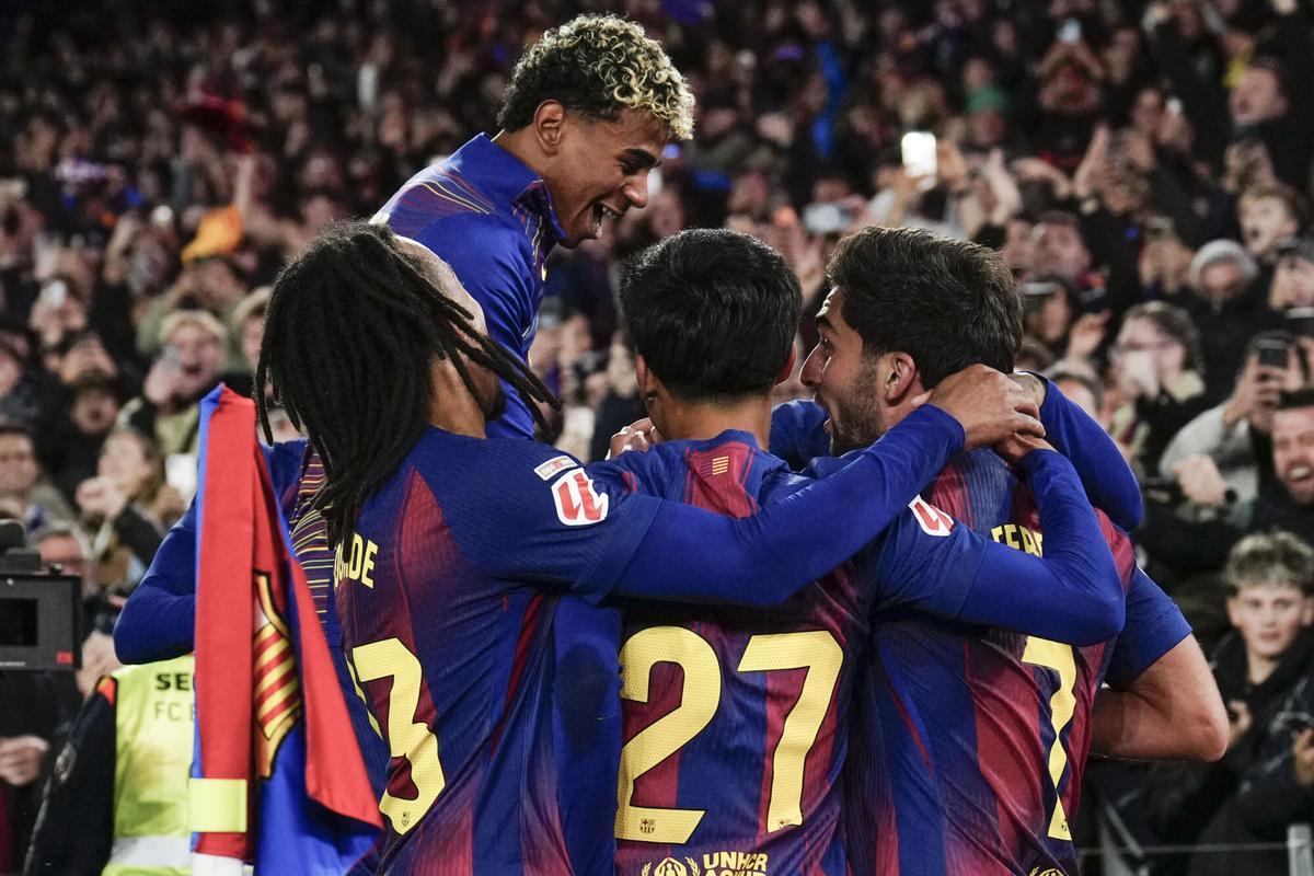 Els jugadors del Barça celebren el gol de Ferran Torres contra l'Atlético