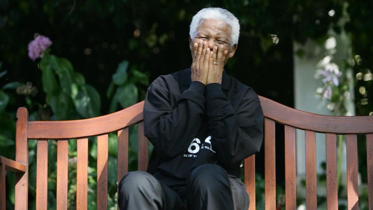 zentauroepp2765493 nelson mandela laughs with journalists and performers partic180712193427