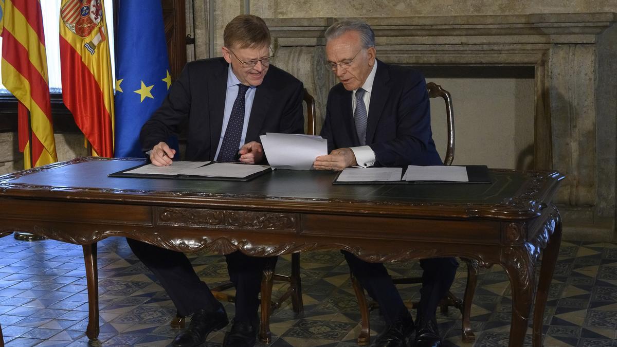 Momento de la firma del acuerdo en Valencia.