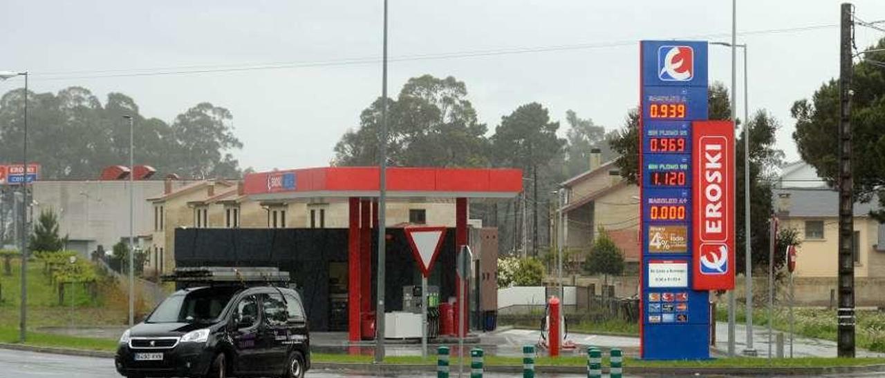 La gasolinera de O Terrón (ayer) es una de las obligadas a permanecer abiertas. // Noé Parga