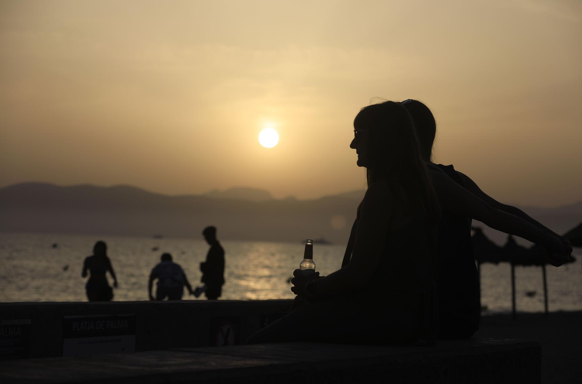 Sonntagabend an der Playa de Palma – den Urlaubstag auf Mallorca entspannt am Strand ausklingen lassen