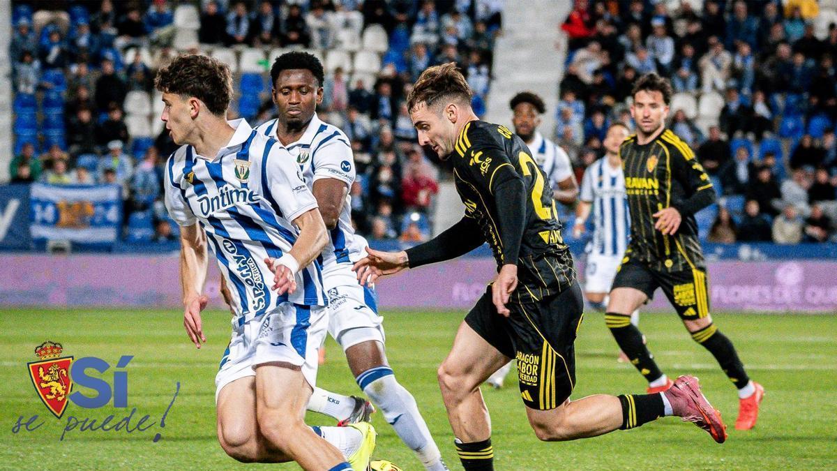 Marcos Cuenca se marcha entre dos jugadores del Leganés.