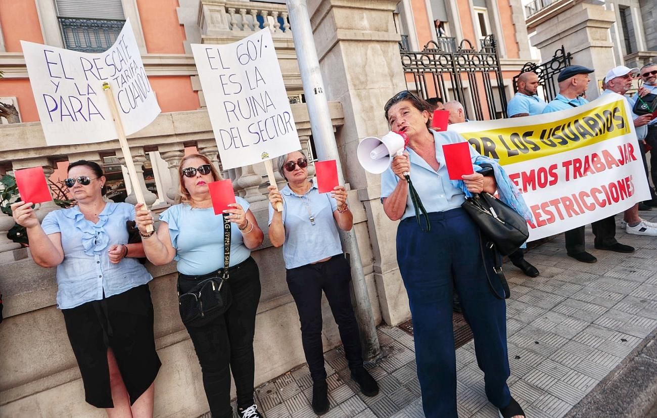 Concentración de taxistas por la Mesa del Taxi