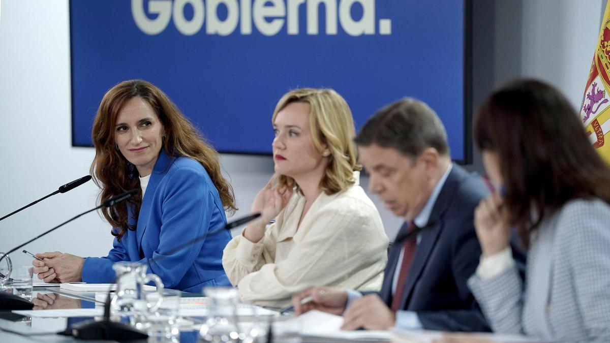 Mónica García, ministra de Sanidad; Pilar Alegría, ministra portavoz; Luis Planas, ministro de Agricultura, y Ana Redondo, ministra de Igualdad, durante la rueda de prensa posterior al Consejo de Ministros celebrado en el Palacio de la Moncloa.