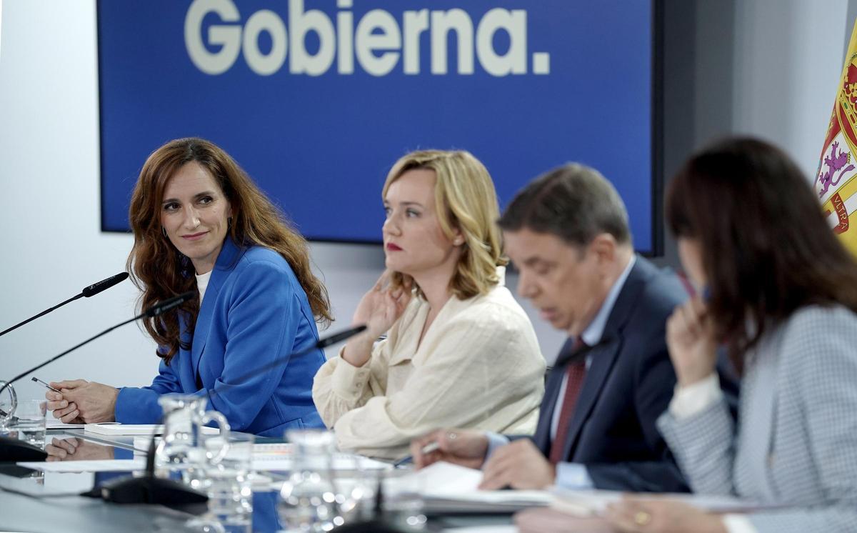 Mónica García, ministra de Sanidad; Pilar Alegría, ministra portavoz; Luis Planas, ministro de Agricultura, y Ana Redondo, ministra de Igualdad, durante la rueda de prensa posterior al Consejo de Ministros celebrado en el Palacio de la Moncloa.