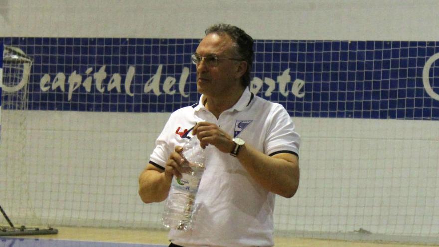 Manolo Díaz durante un entrenamiento con el Oviedo Balonmano Femenino