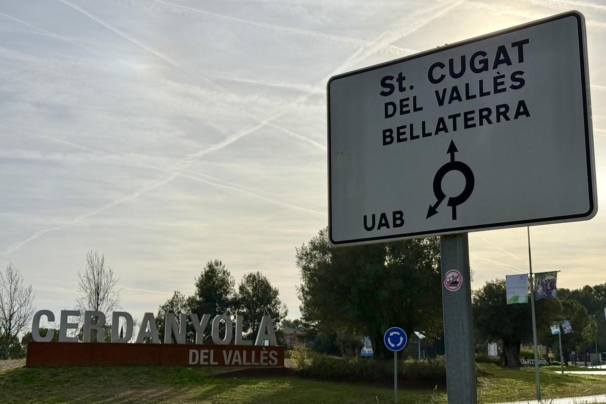 Un cartel de Bellaterra y Sant Cugat del Vallès
