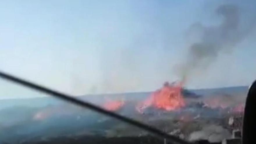 Incendio de matorrales debajo del faro de Santa Pola