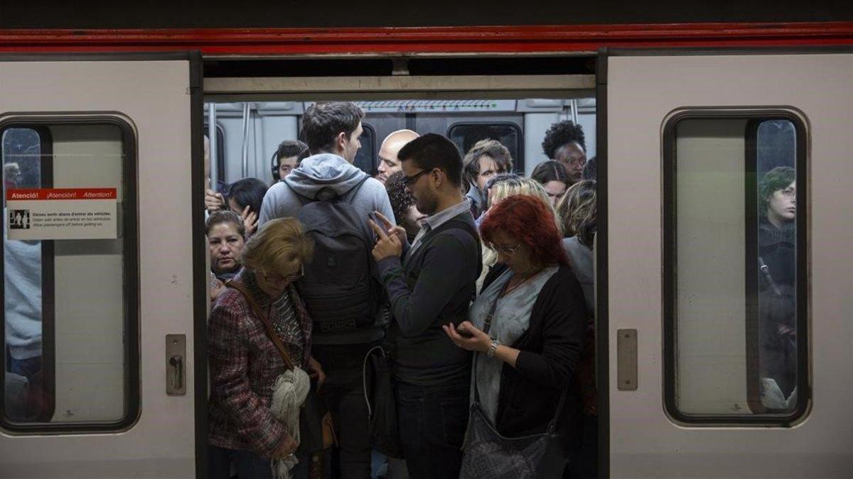 Metro lleno en la estación de Plaza Espanya, en Barcelona
