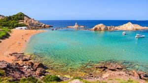 La cala de Menorca a la que es difícil llegar y en la que puedes estar prácticamente a solas