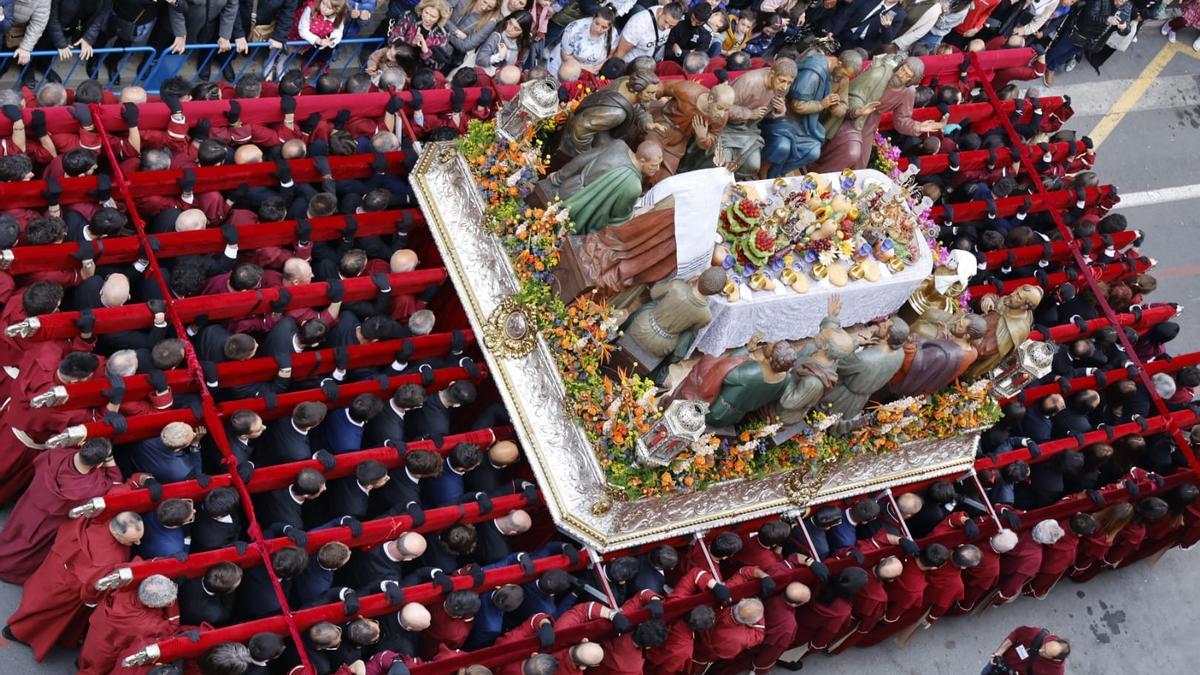 La Santa Cena más grande de España procesiona en Alicante