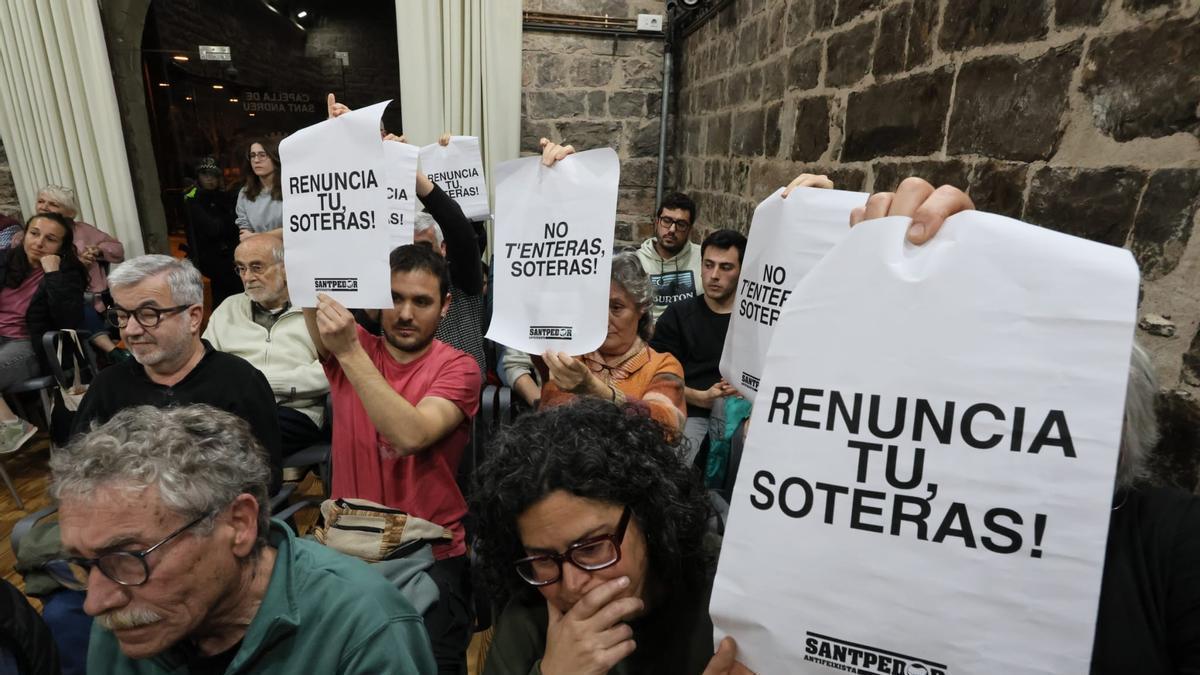 Tensió i cartells contra Jordi Soteras al ple de Santpedor d'aquest mes de març