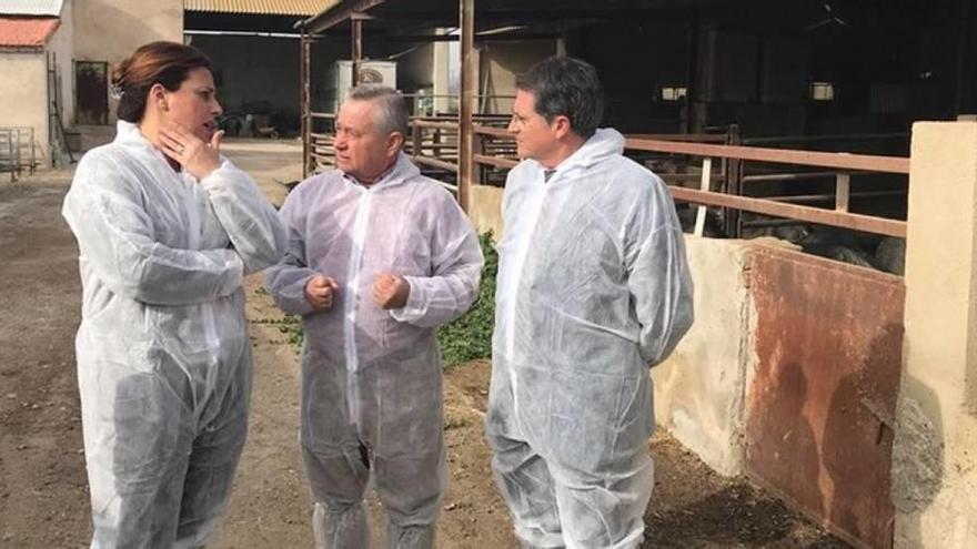 El consejero Jódar visitó las instalaciones de una explotación porcina en Lorca.