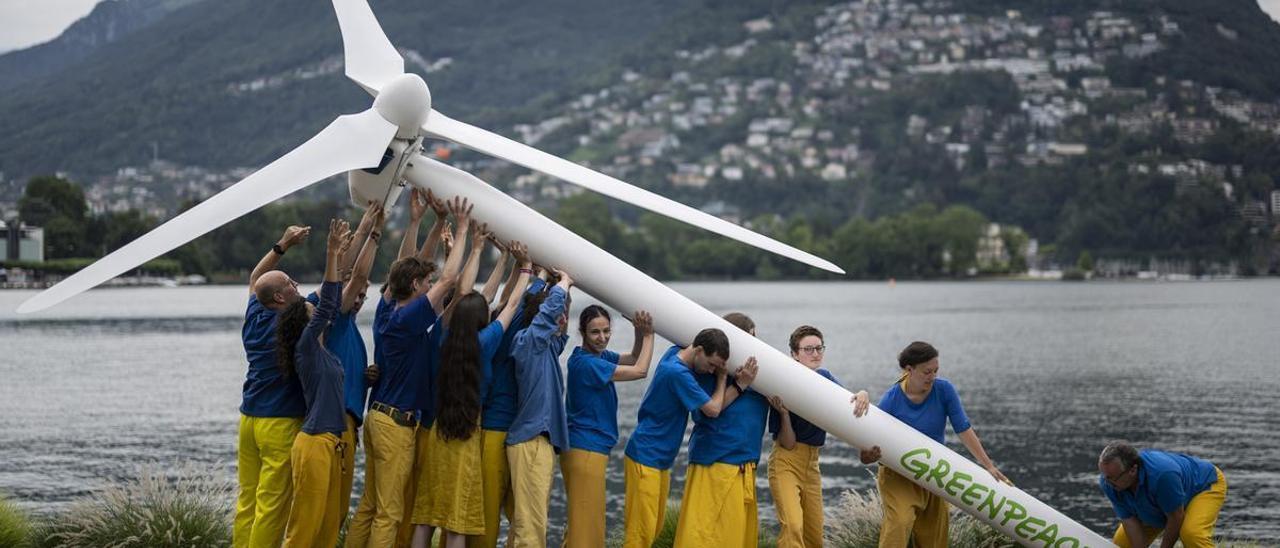 Activistas de Greenpeace en una acción climática.