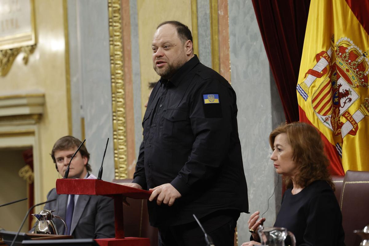 El presidente de la Verkhovna Rada de Ucrania, Ruslan Stefanchuk, da un discurso en el hemiciclo durante su visita al Congreso de los Diputados, este martes.