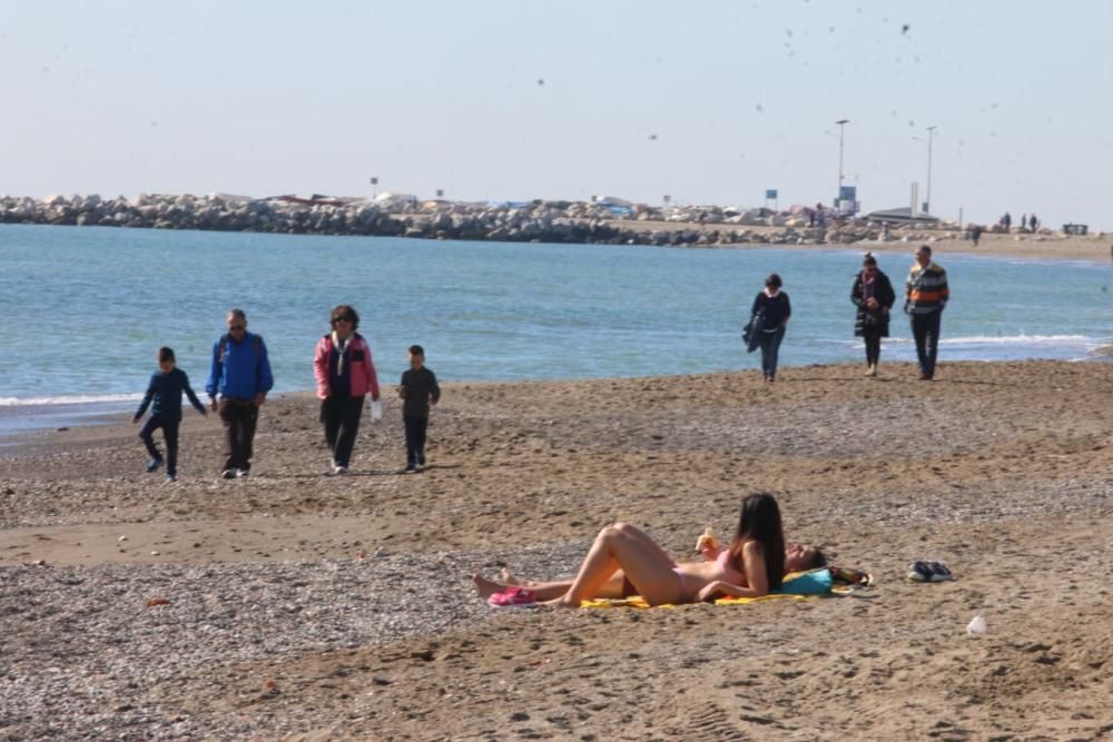 Las buenas temperaturas y los cielos despejados de este 28 de febrero han animado a muchas personas a pasar el día en los paseos marítimos y las playas de Málaga capital