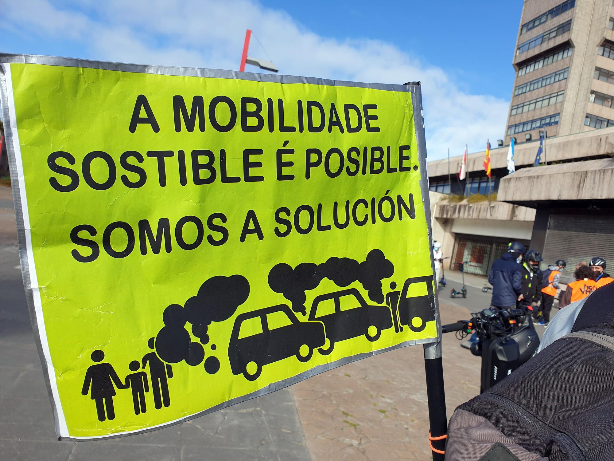 Medio centenar de personas se concentran en Vigo contra la "sobrerregulación" de Vehículos de Movilidad Personal