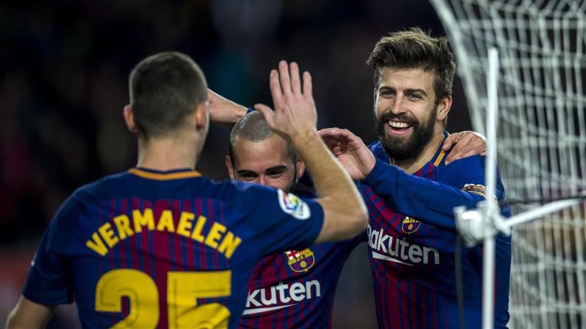 Vermaelen y Aleix Vidal felicitan a Piqué por el gol marcado al Murcia en el partido de Copa jugado en el Camp Nou.