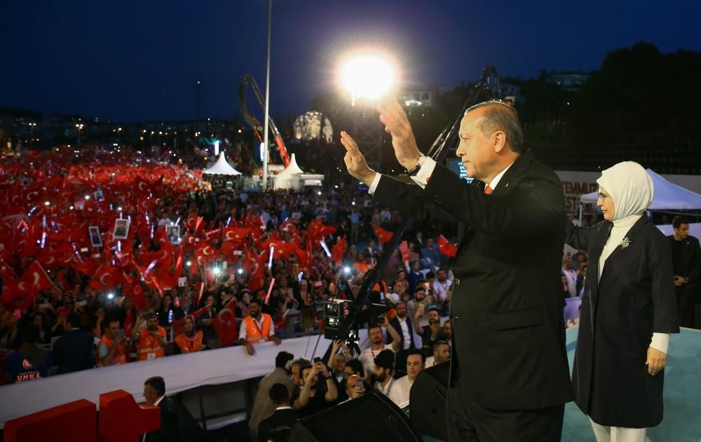 Multitudinaria marcha en Estambul en