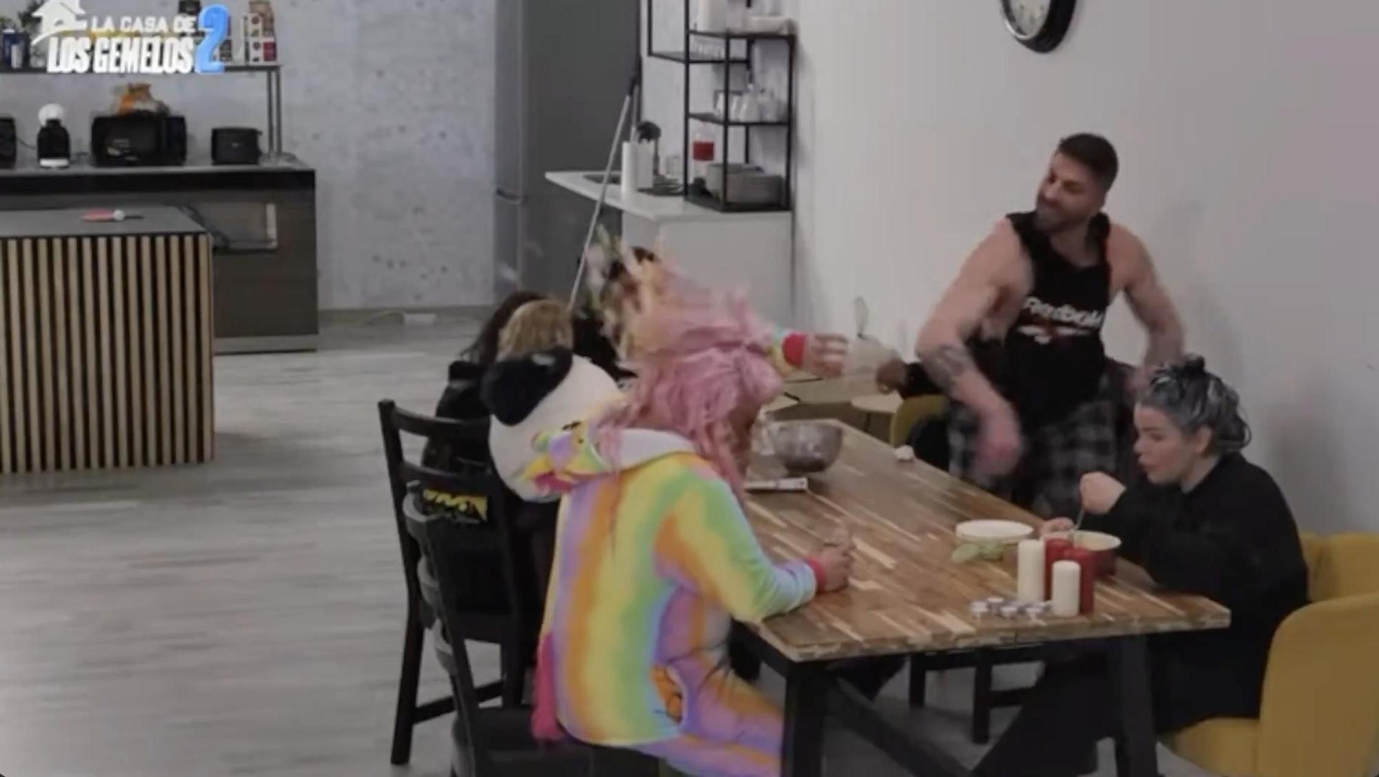 La agresión de Labrador a Cherilyn en 'La casa de los gemelos 2'