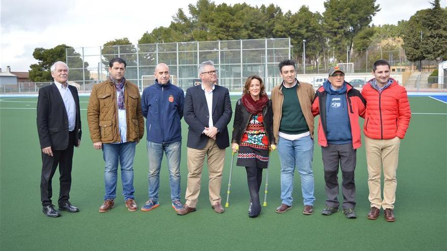 Cambian el césped del campo de hockey de Puente Genil