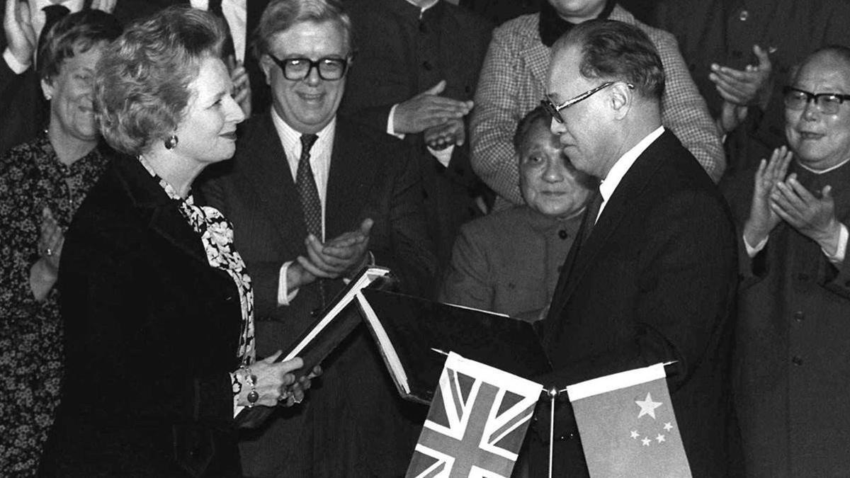 Margaret Thatcher y Zhao Ziyang, durante la firma de una declaración conjunta del Reino Unido y China para la devolución de Hong Kong, en 1984.
