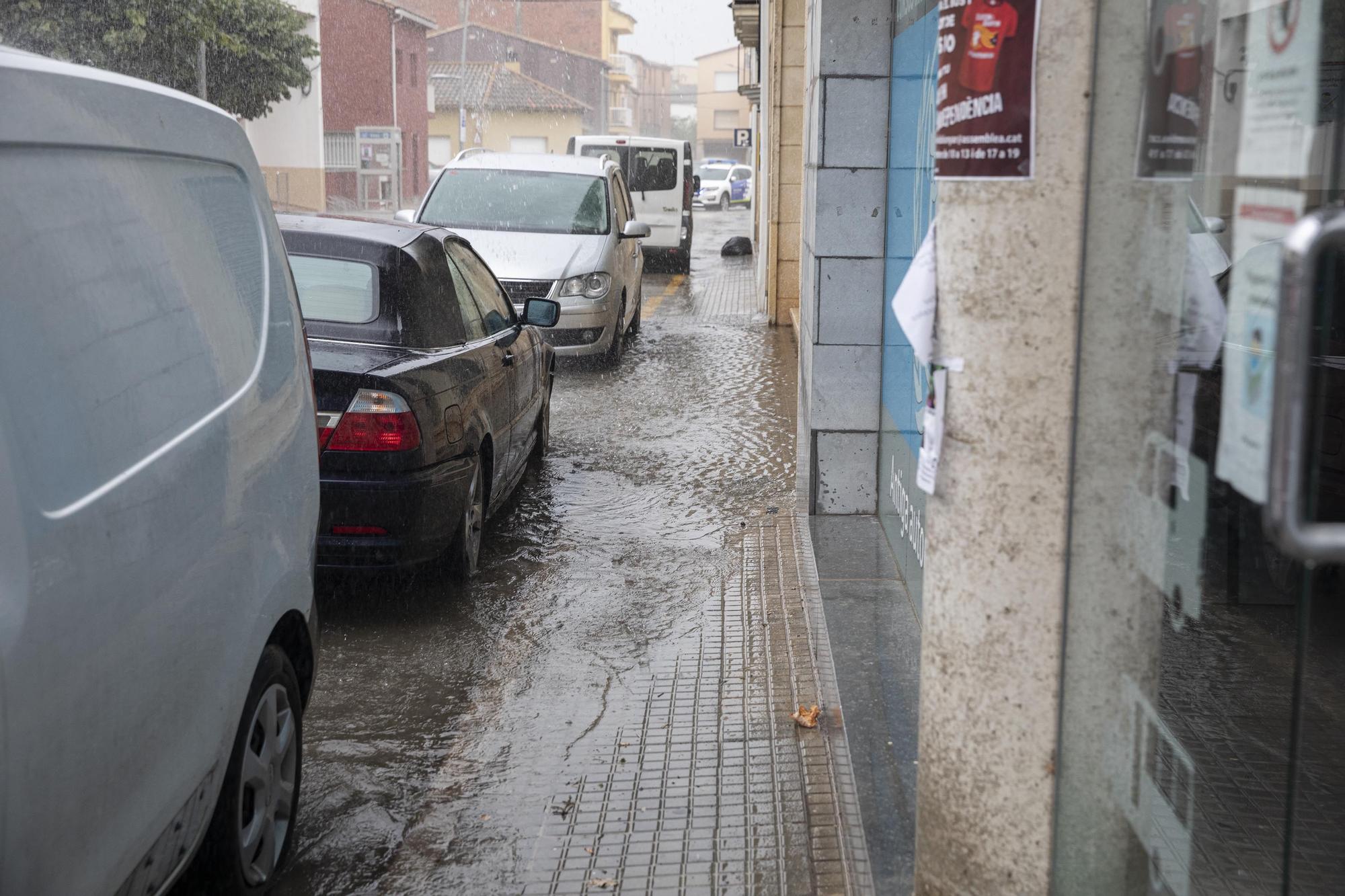 Tarda de pluges intenses que causen lleus inundacions i destrosses a les comarques gironines