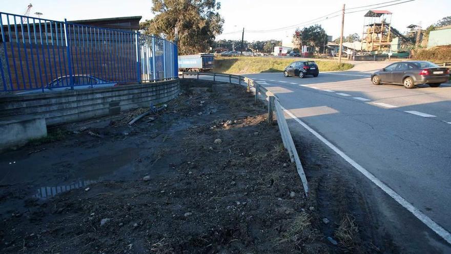 Las cunetas de la carretera a Laviana recién acondicionadas.