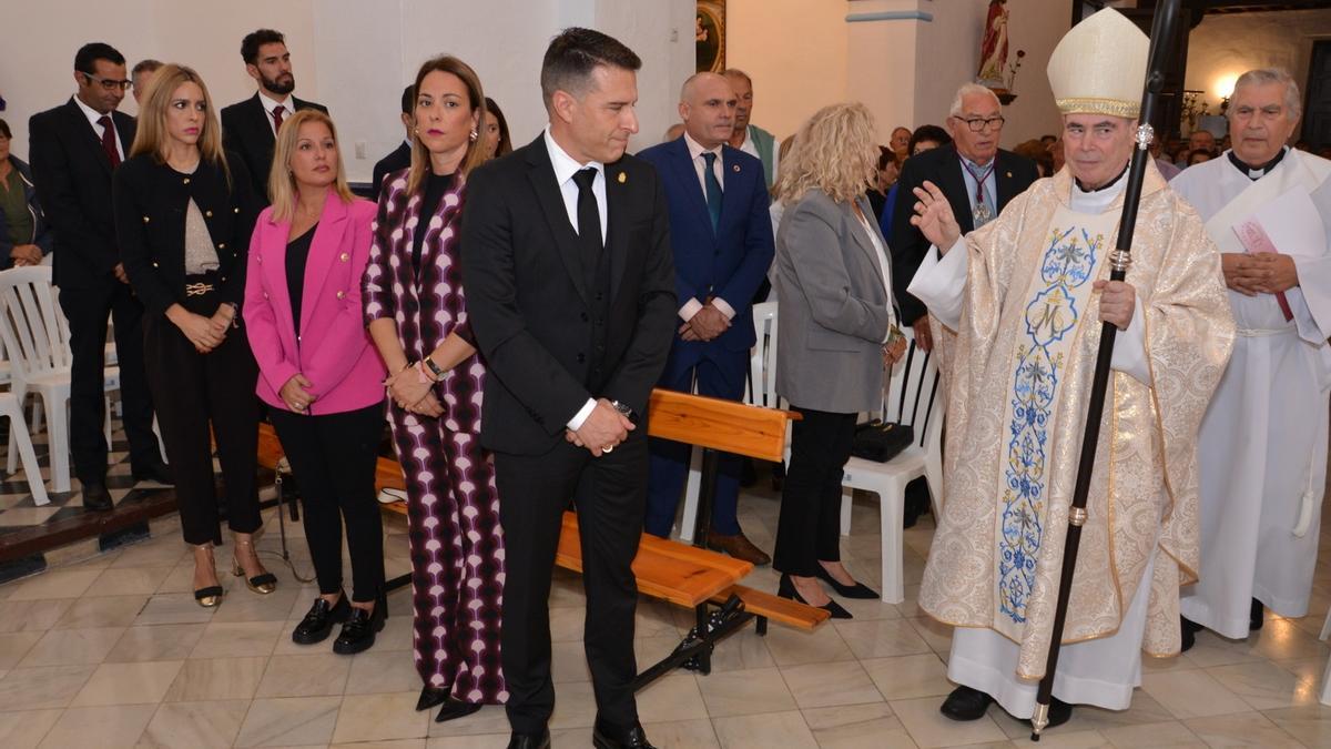 El obispo, a su llegada a la ermita de la Virgen de las Nieves de Torrox.