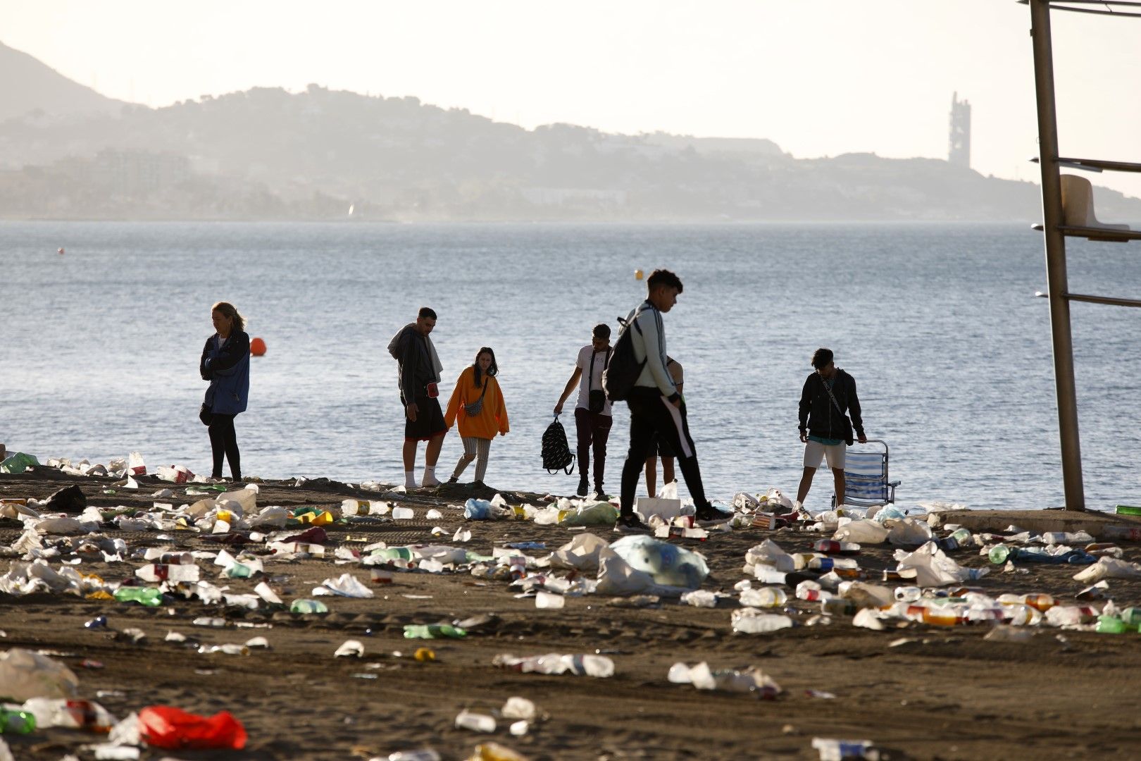 Limpieza en las playas de Málaga tras la noche de San Juan