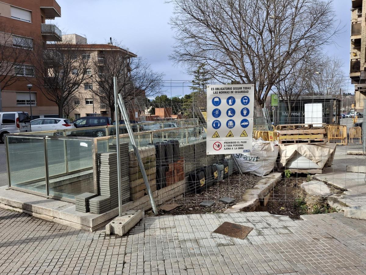 Fa un any que aquest tram de vorera de l'avinguda Francesc Macià està així